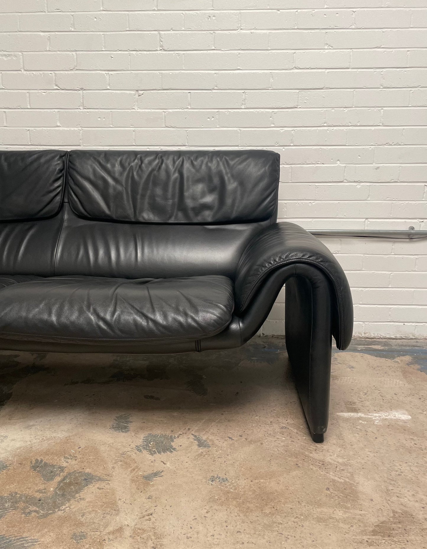 DE SEDE DS-2011 Black Leather 2 Seater Sofa - RENTAL