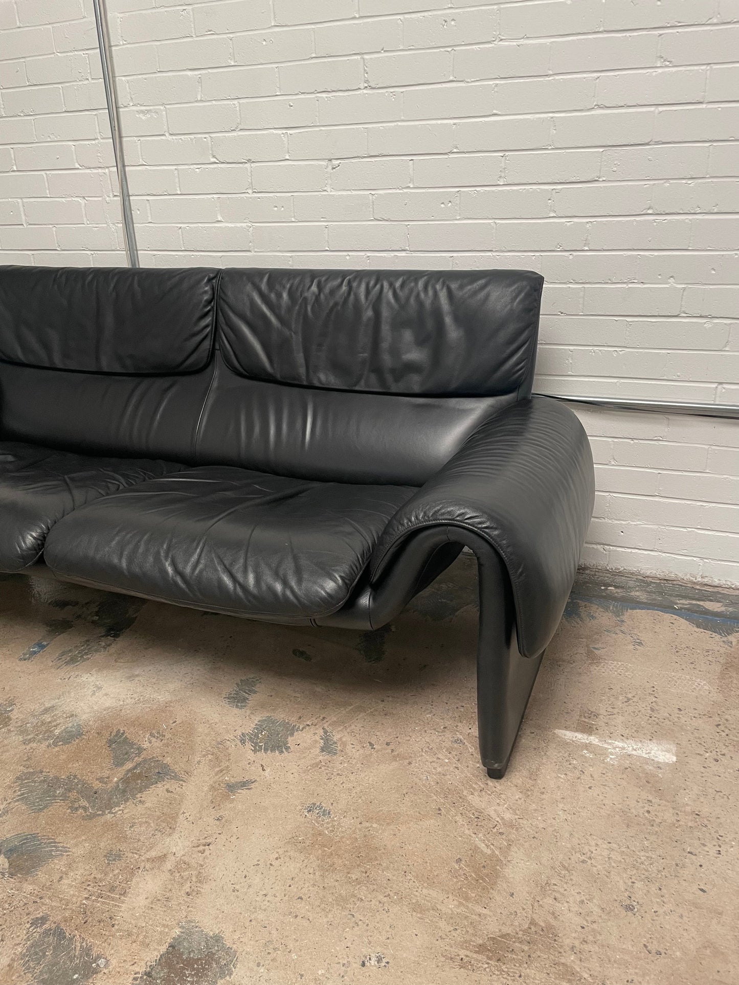 DE SEDE DS-2011 Black Leather 2 Seater Sofa - RENTAL